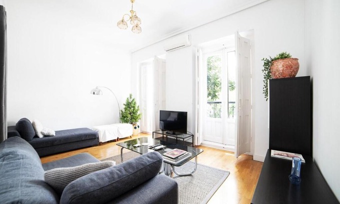 Chamberi Appartement | Bright apartment in Historical City Center