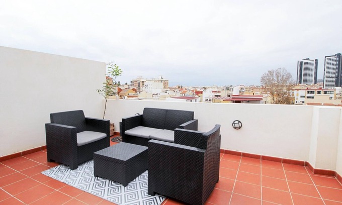 Capuchinos Appartement | Appartement lumineux avec terrasse, BBQ, parking et climatisation à Málaga
