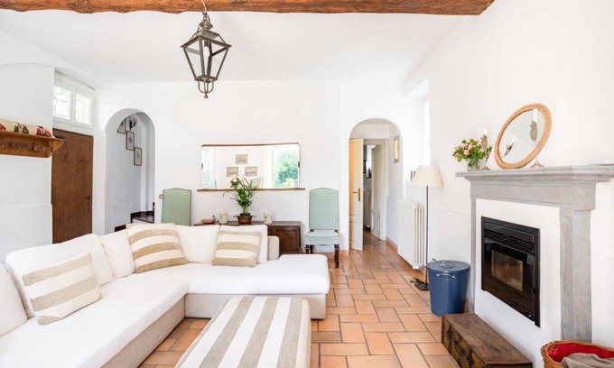 Villa Guardia Appartement | Bright APT surrounded by greenery with parking!