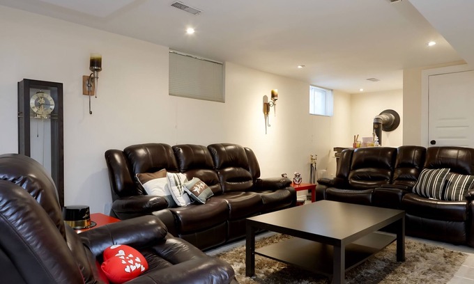 Richmond Hill Maison | Bright Basement Suite | 2BR + Organic King Bed