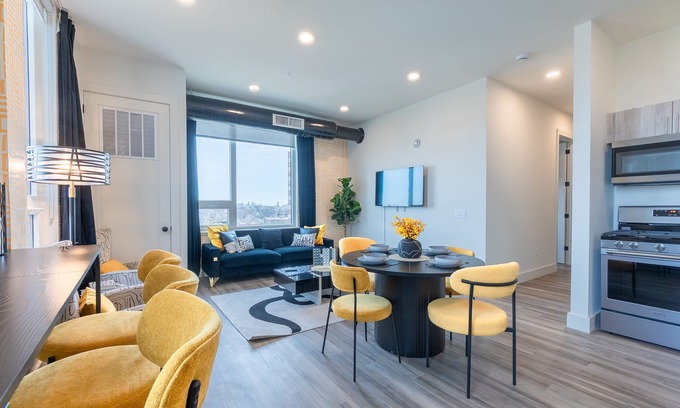 Downtown Newark Appartement | Bright & Bold Escape with NYC Views+Free Parking. Sleeps 9+2Baths! 20% Off 7days