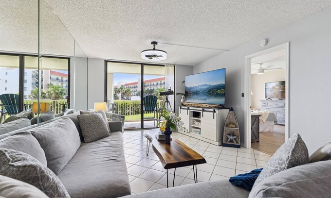 Cocoa Beach Copropriété | Bright & Breezy Cocoa Beach Getaway – Family-Friendly with Ocean Views & Private Balcony!