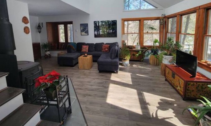 Garrison Maison | Bright Charming 3B/3B Secluded Garrison Retreat