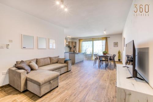 Dingli Appartement | Bright & cosy 3BR home with private balcony & WIFI by 360 Estates