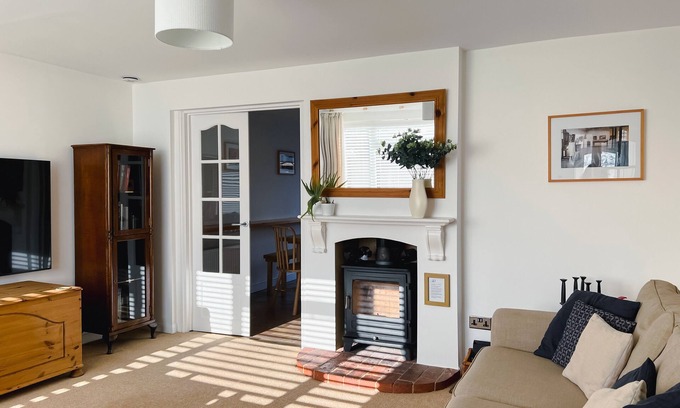 Tangmere Maison | Bright & Cosy ~ Jacuzzi ~ Log Burner ~ King Beds!