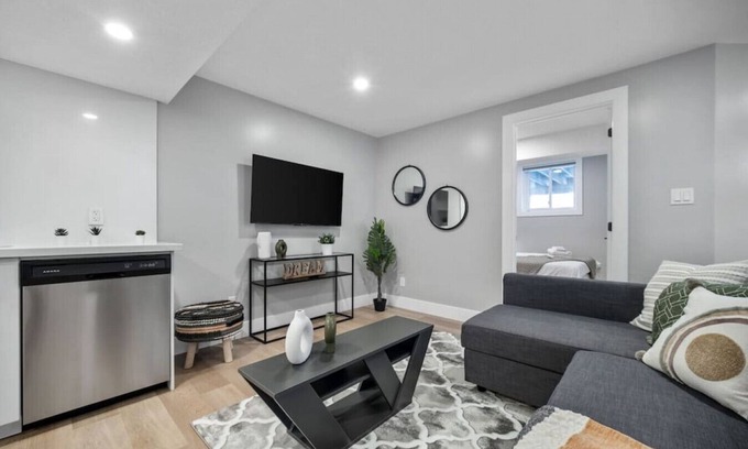 Kitchener Maison | Bright & Cozy 1BR Basement Unit