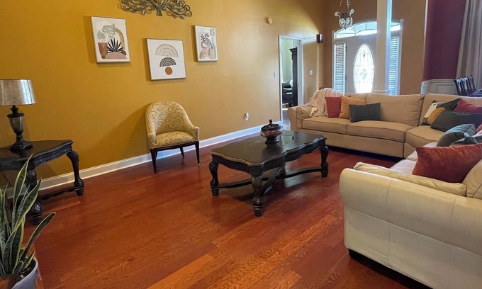 Kathleen Maison | Bright & cozy 3 bedroom home minutes from theme parks and many dining options.