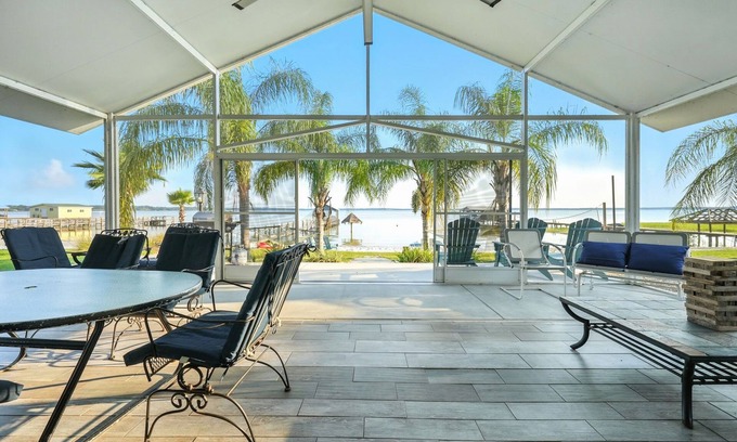 Candler Maison | Cozy Lake Front Cottage sur le lac Weir avec une immense plage blanche!