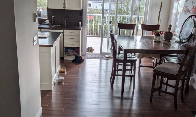 West Porpoise Bay Maison | Bright cozy spacious home Great for family's or couples getaway Pet friendly