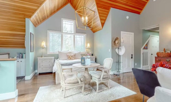 Wolfeboro Appartement | Luxury Studio w/ Hot Tub! Walk to Beach & Downtown