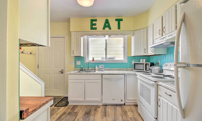 Crosby Maison | NEW! Bright Crosby Home - Walk to Main St & Beach!