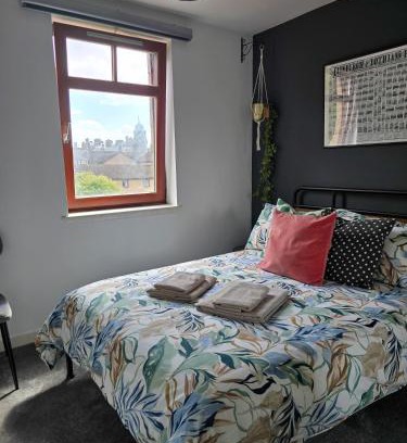 Leith Maison | Bright Double Room in Leith - Near Tram & Shore