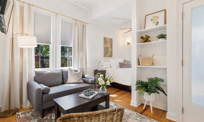 Westside Appartement | Bright Downtown Apartment, Walkable to Everything!
