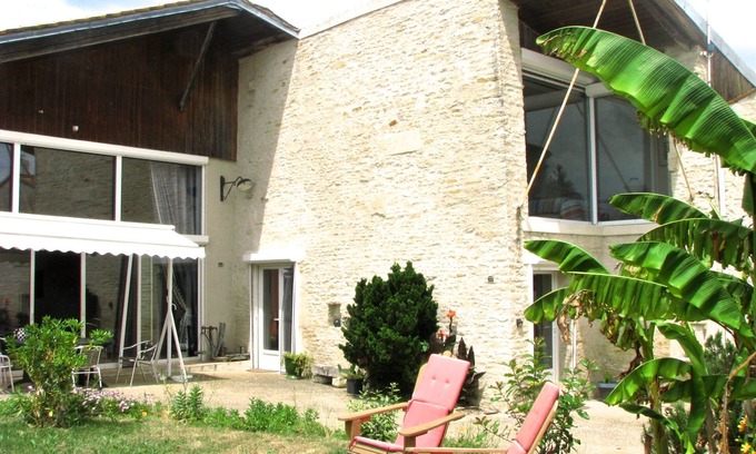 Saint-Hilaire-la-Palud Maison | Grange Rénovée Vaste et Lumineuse
