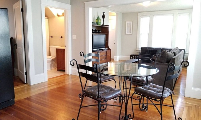 Manchester Appartement | Bright Front Facing Unit - Private Front Farmers Porch