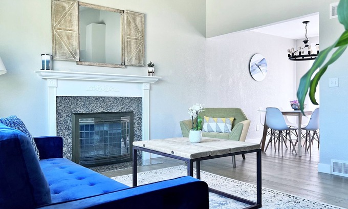 Broomfield Maison | Bright Home w/Huge backyard -20 min Denver/Boulder & 1 hour from ski resorts