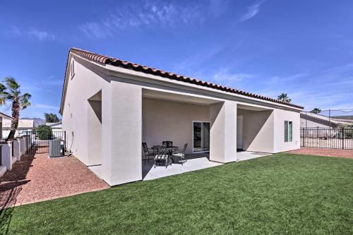 Fort Mohave Maison | Bright Home with Yard, 4 Mi to Colorado River!