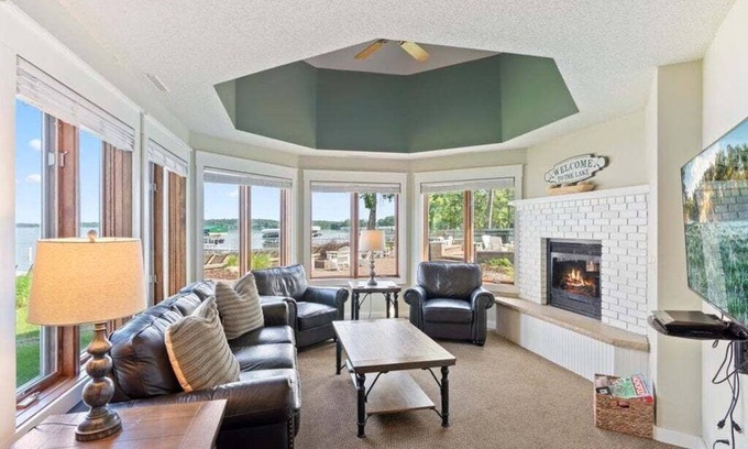 Nisswa Copropriété | Bright Lakefront Getaway, steps from sandy Gull Lake beach