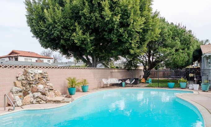 Sutter Maison | Grande maison d'hôtes lumineuse de 2 chambres avec piscine