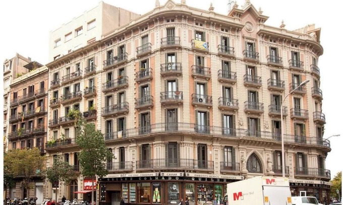 L'Antiga Esquerra de l'Eixample Appartement | Bright Living Spaces with Catalan Charm