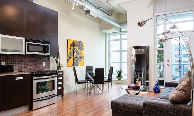 Midtown Toronto Copropriété | Bright loft one bedroom with den, steps to subway, Casa Loma and Yorkwille