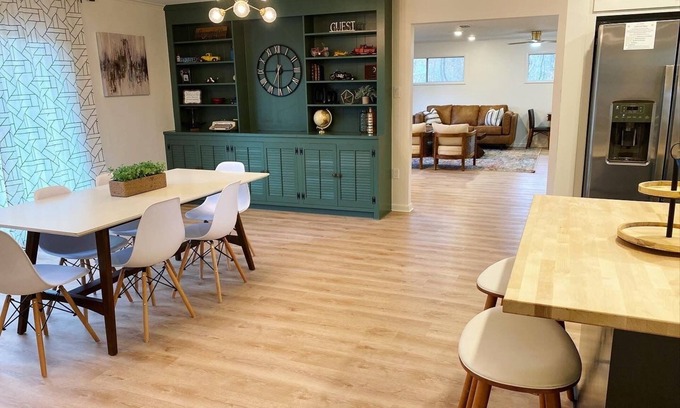 Conway Maison | Bright, Mid century Modern, 3 bedroom home next to Hendrix College