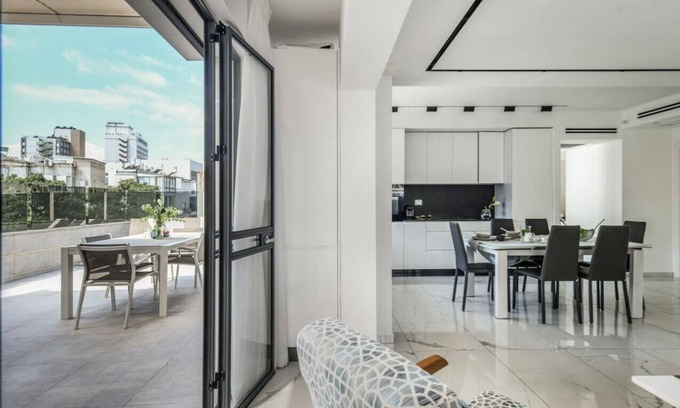 Tel Aviv Appartement | Bright & Modern 2BR Apt w Terrace 5-min from Beach by Sea N' Rent