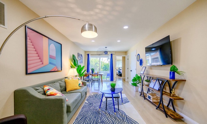 Davis Tract Maison | Bright & Modern 2BR Retreat– Stylish & Central