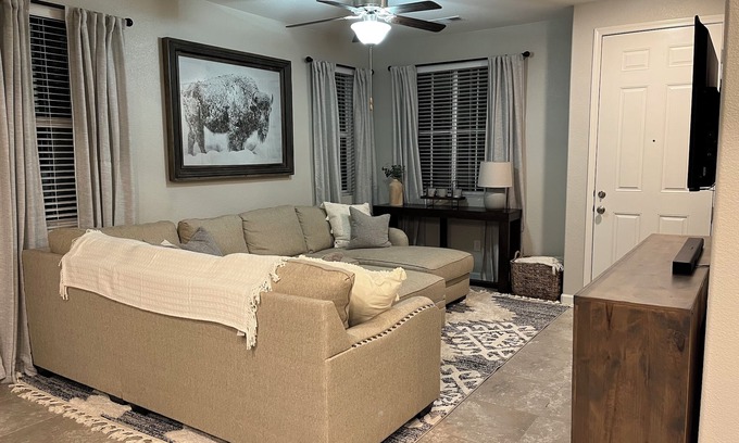 Sparks Maison | Bright & Modern 3BR Home W/Garage
