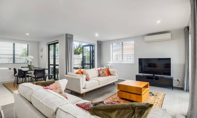 Mount Roskill Maison | Bright & Modern City Fringe Home