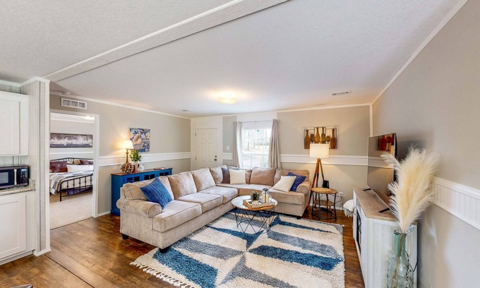 Jennings Maison | Bright & Modern Home - Large yard and Firepit
