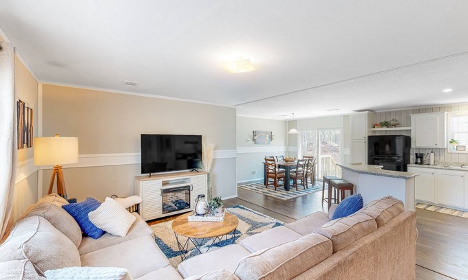Jennings Maison | Bright & Modern Home - Large yard and Firepit