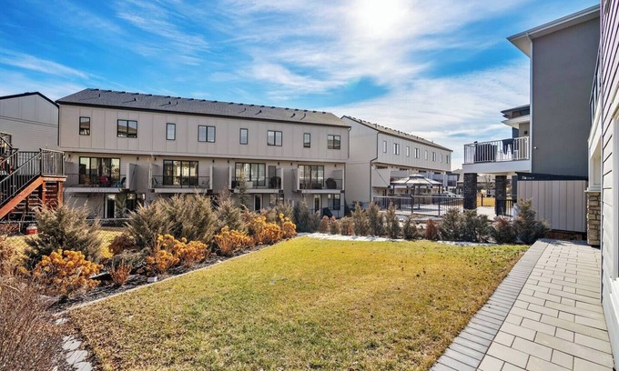 Signal Hill Maison | Bright Nature Escape 2BR Walkout Suite w/Patio