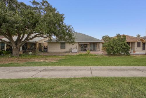 Pharr Maison | Bright Pharr Getaway Spacious Family Home w Garage and WiFi