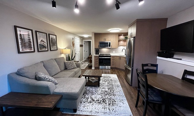 Silver Star Mountain Appartement | Bright renovated 1 bed/1 bath suite steps from the skiway! Private hot tub too