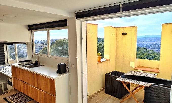 Vallpineda Appartement | Appartement rénové lumineux avec vues sur les vignobles, mer et piscine