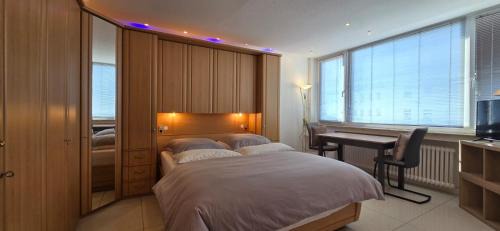 Rheydt Appartement | Bright room with private bathroom and market square view
