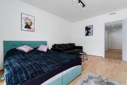Smichov Appartement | Bright Royal Elegance