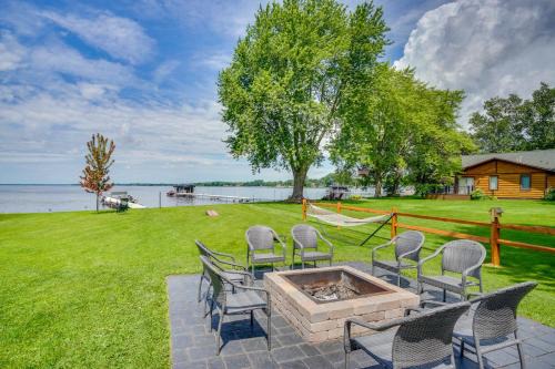 Cecil Maison | Bright Shawano Lake Oasis - Walk to Boat Launch!