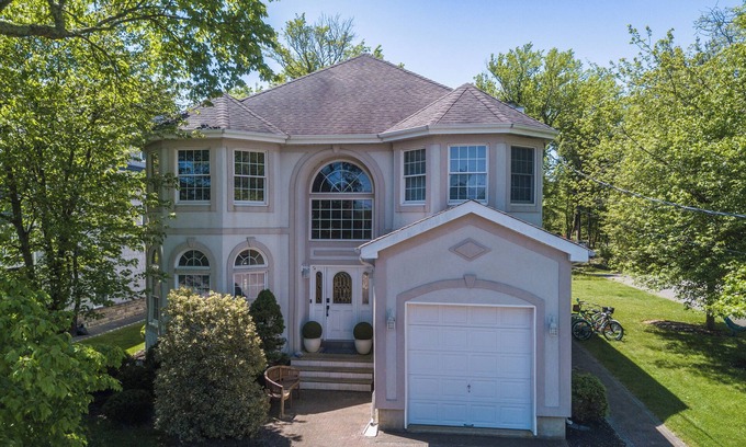 Avon Maison | Bright, Spacious 5-bdrm Bay Head Shore Home - super close to beach, lake & town