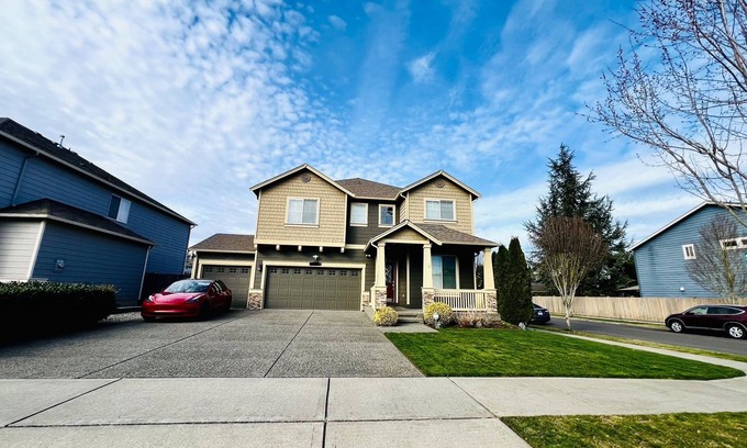 Kent Maison | BRIGHT & SPACIOUS MODERN HOUSE WITH GORGEOUS LANDSCAPE + AC SEATTLE