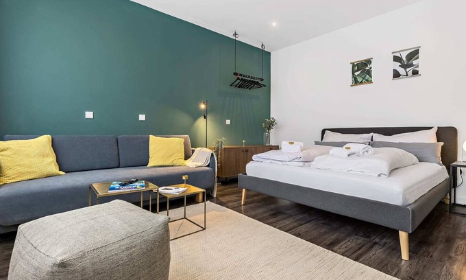 Antonviertel Appartement | ☆BRIGHT: Spacious Studio for 4 | Kitchen | Parking