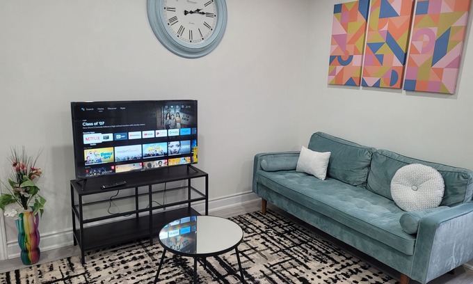 Halton Regional Municipality Maison | Bright & stylish 2 bed entire guest suite with private entrance and free parking