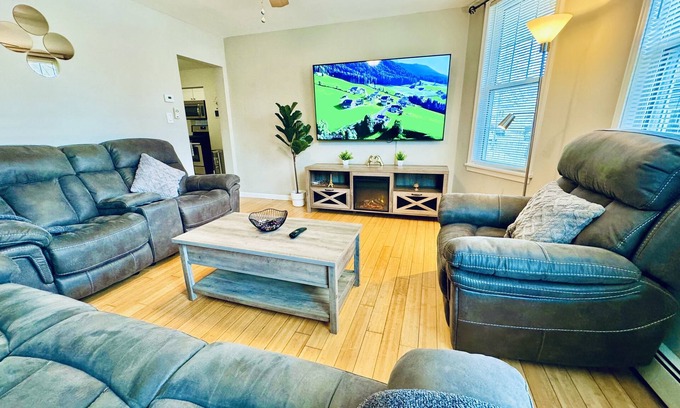 Prospect Park Maison | Bright, Stylish & Cozy 2Bed Unit w/Fireplace, Backyard, & Grill
