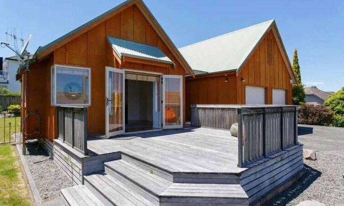 Upper Hutt Maison | Bright, Sunny Retreat – Walk to Lake & Town!