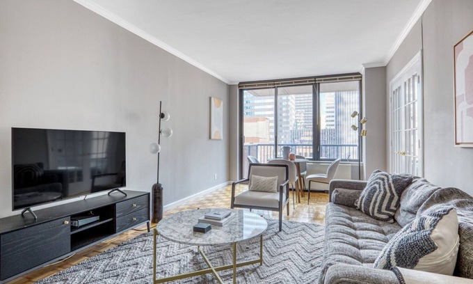 Sutton Place Appartement | Bright Sutton Place 2BR w/ Pool, Gym, near Central Park, by Blueground