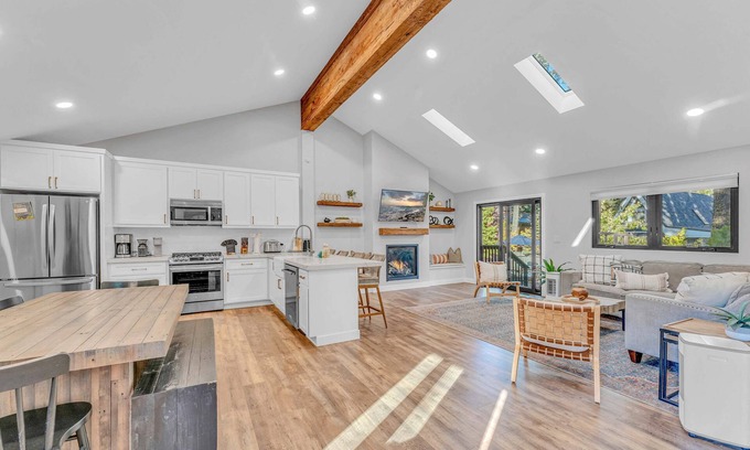 Comstock Acres Maison | Bright Tahoe Home w/ Private Backyard, Near Beach
