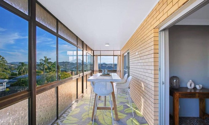 Albion Appartement | Bright Top-Floor Retreat with City Views