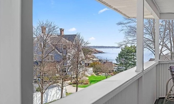 Magnolia Copropriété | Bright top floor Studio with covered porch and ocean views