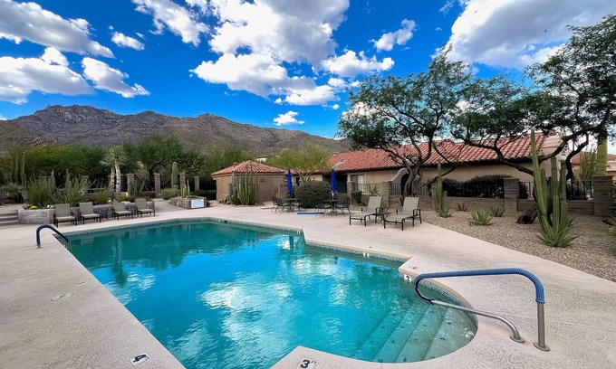 Las Ventanas Maison | Belle maison Tucson, acceptant les chiens avec bain à remous partagé, piscine chauffée et Wi-Fi gratuit